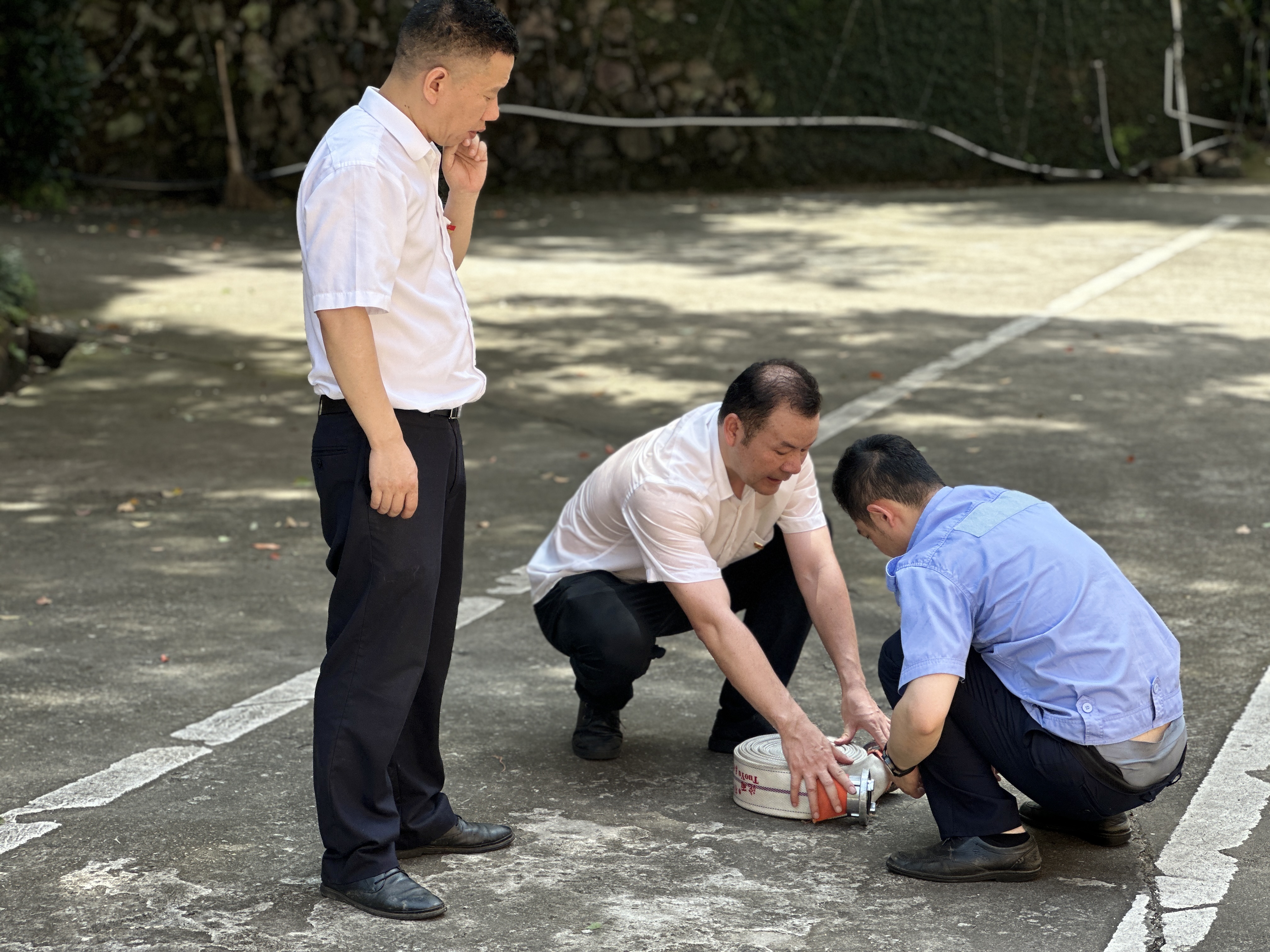 1688085716485633.jpg 應錦清指導隊員整理水帶要領林玲攝.jpg