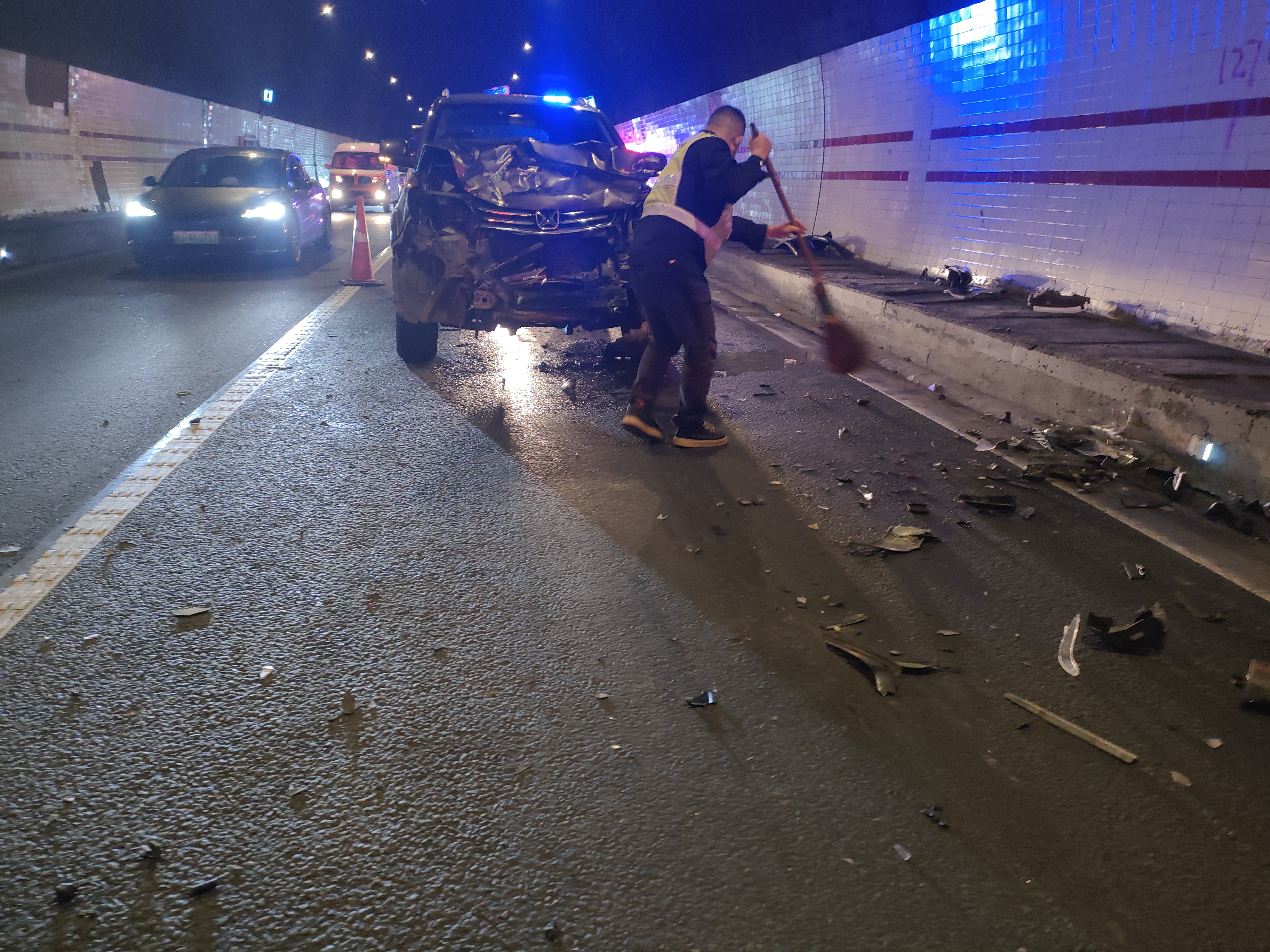 1712559633839737.jpg 2024.4.5曹麟皋清掃現(xiàn)場 陳旦平攝.jpg